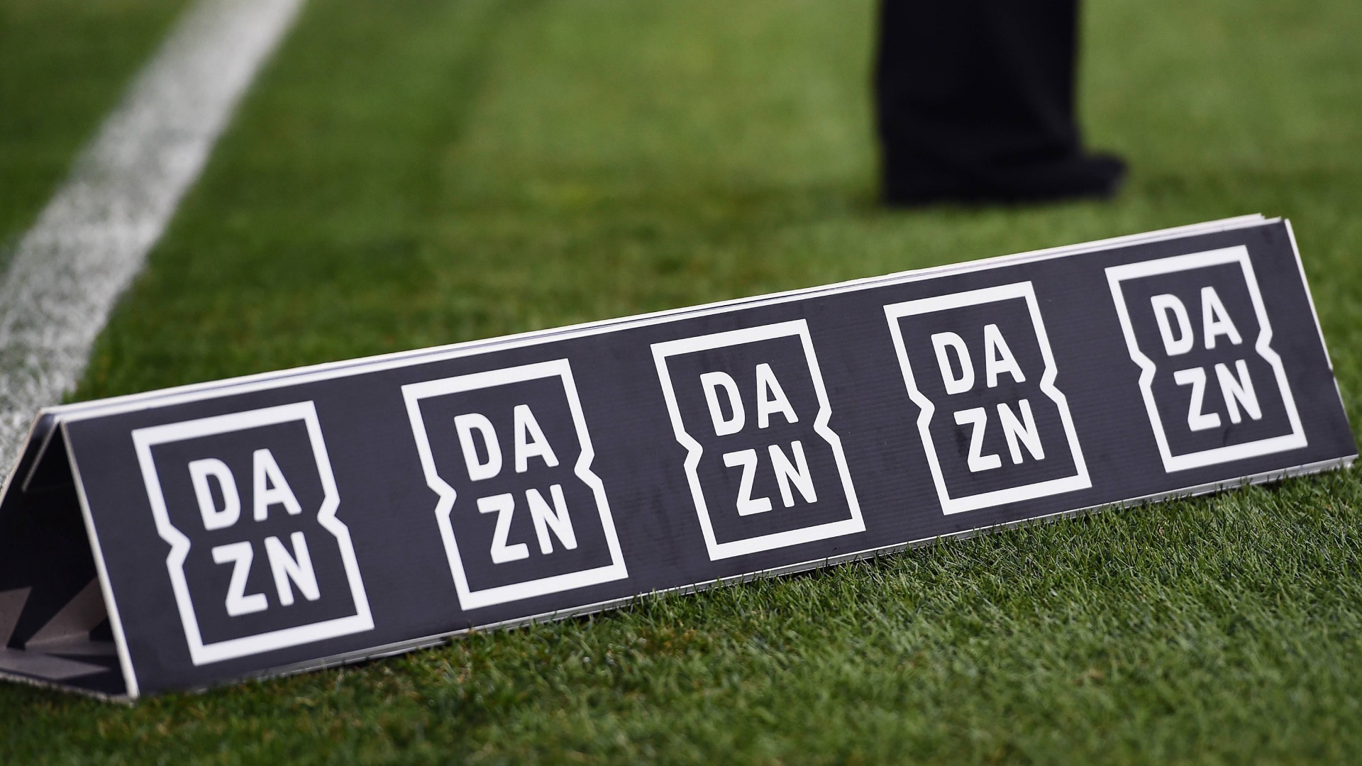 DAZN Werbebande Rasen