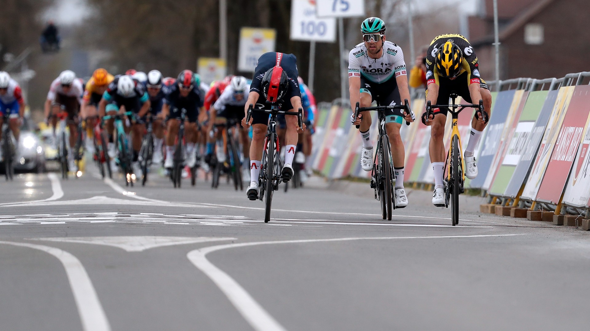 Amstel Gold Race 2021, Wout van Aert e Thomas Pidcock al fotofinish