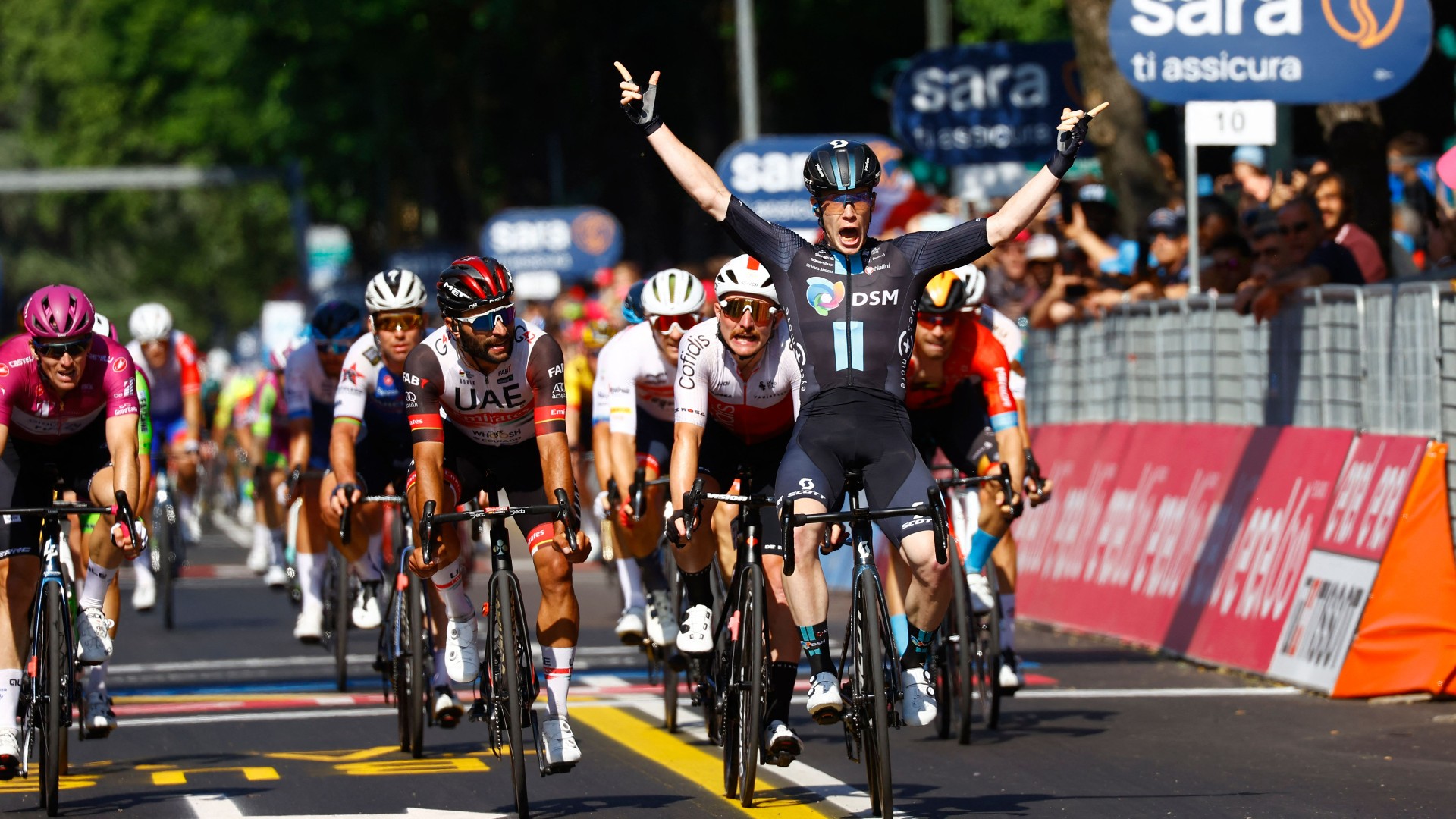 Giro d'Italia 2022, Alberto Dainese vince l'11a tappa della Corsa Rosa a Reggio Emilia