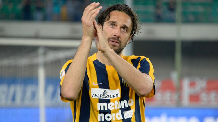 Luca Toni con la maglia dell'Hellas Verona