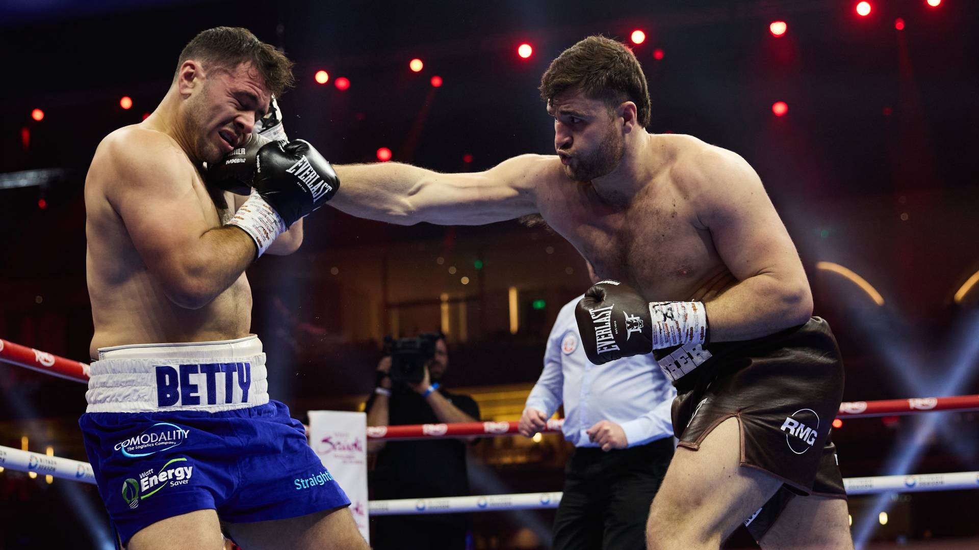 Johnny Fisher right hand against Dave Allen_21122024