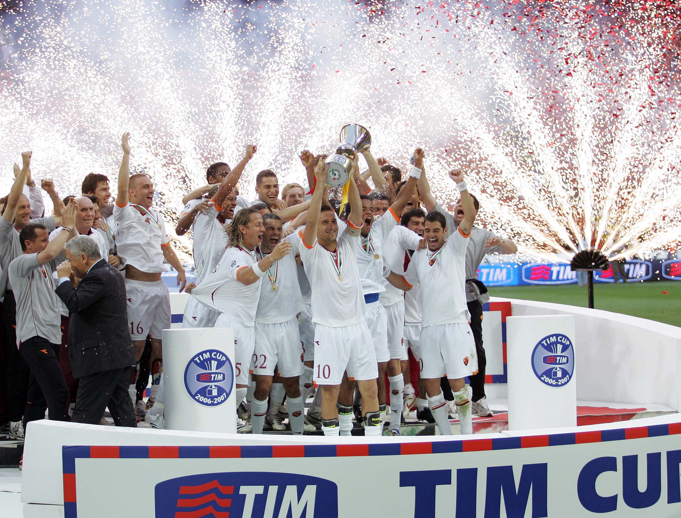 I giocatori della Roma festeggiano per la vittoria della Coppa Italia 2006/2007