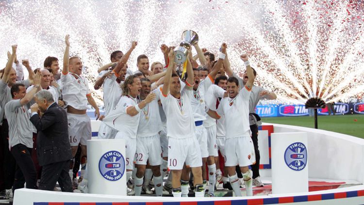I giocatori della Roma festeggiano per la vittoria della Coppa Italia 2006/2007