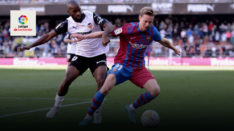 Frank de Jong del Barcellona in azione contro il Valencia