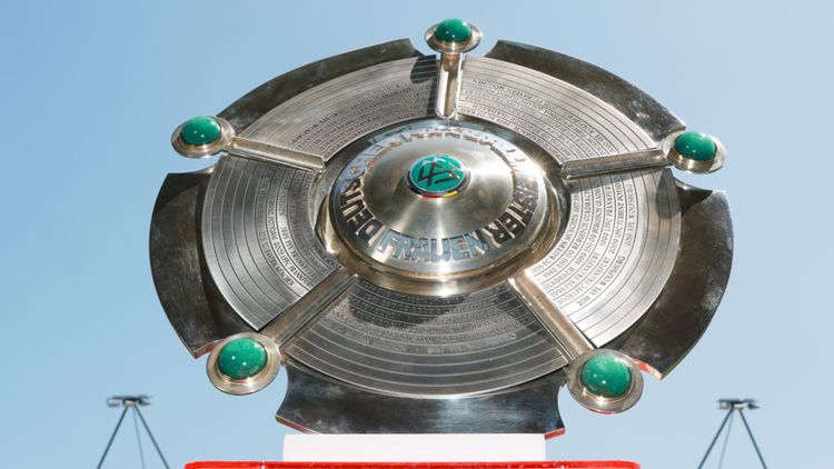 FLYERALARM Frauen-Bundesliga Meisterschale 28052023