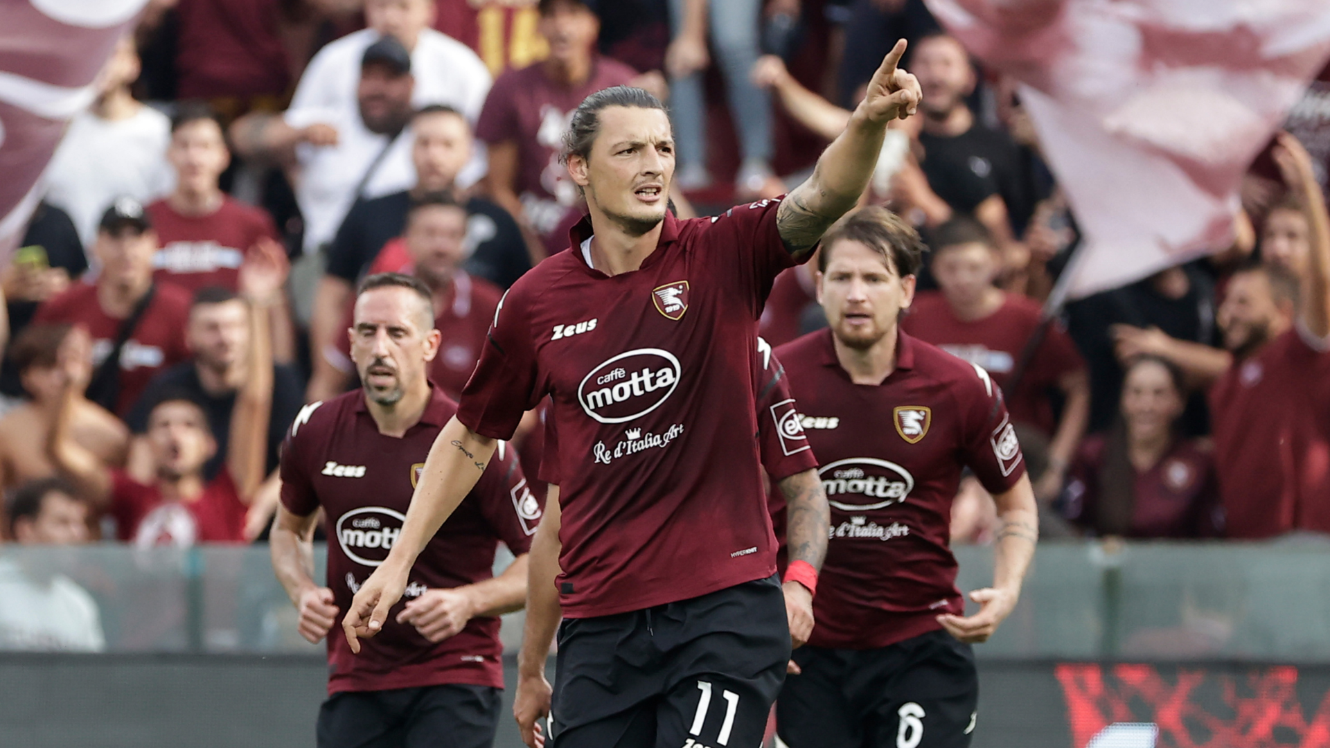 Djuric esulta per il gol vittoria contro il Genoa