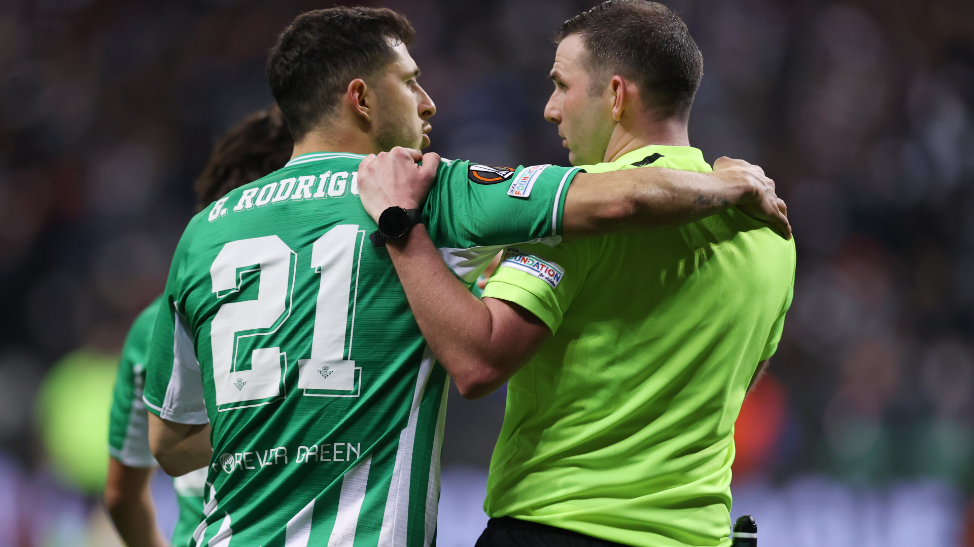 Michael Oliver, Guido Rodríguez, Europa League