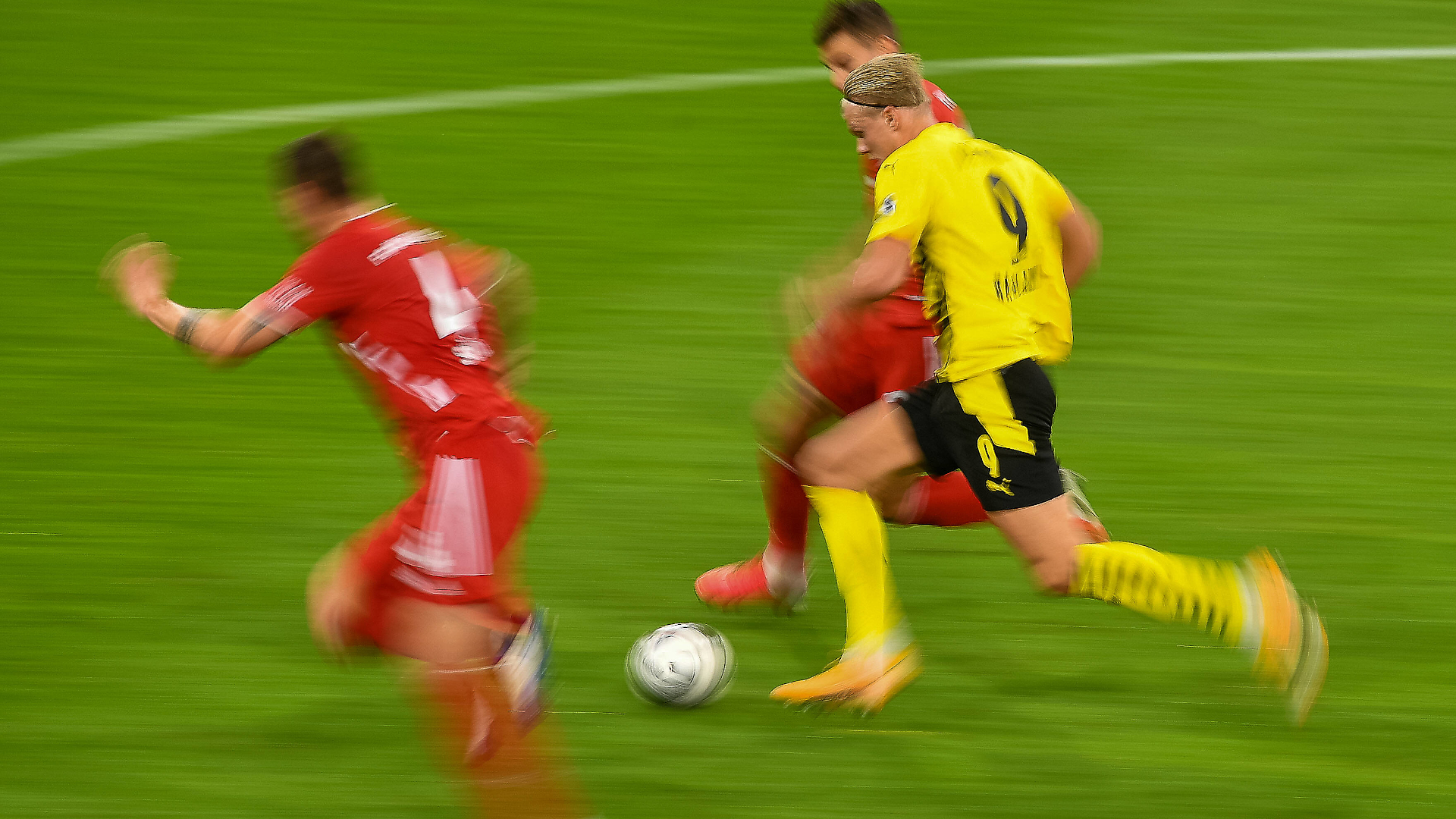 ONLY GERMANY FC Bayern vs. BVB Erling Haaland Niklas Süle Lucas Hernandez 30092020