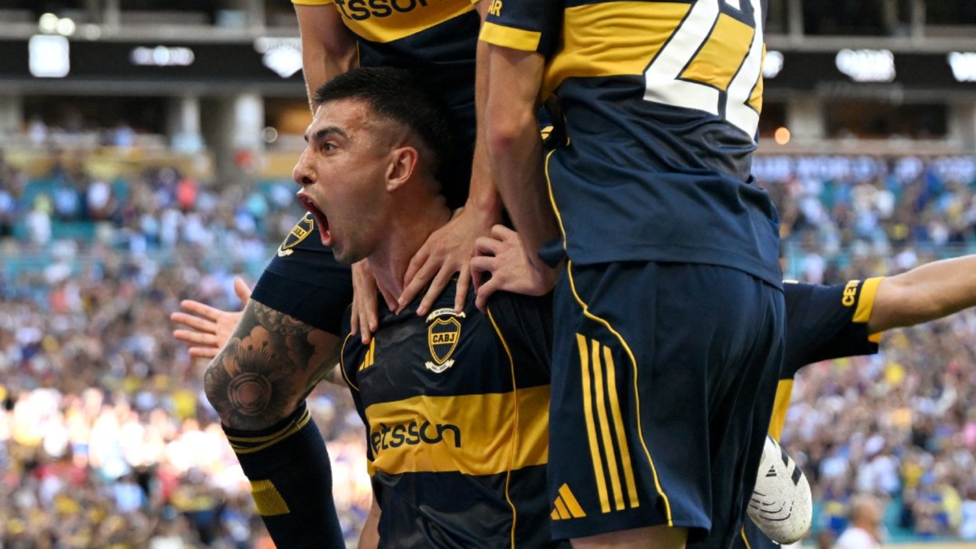 Battaglia celebra el gol