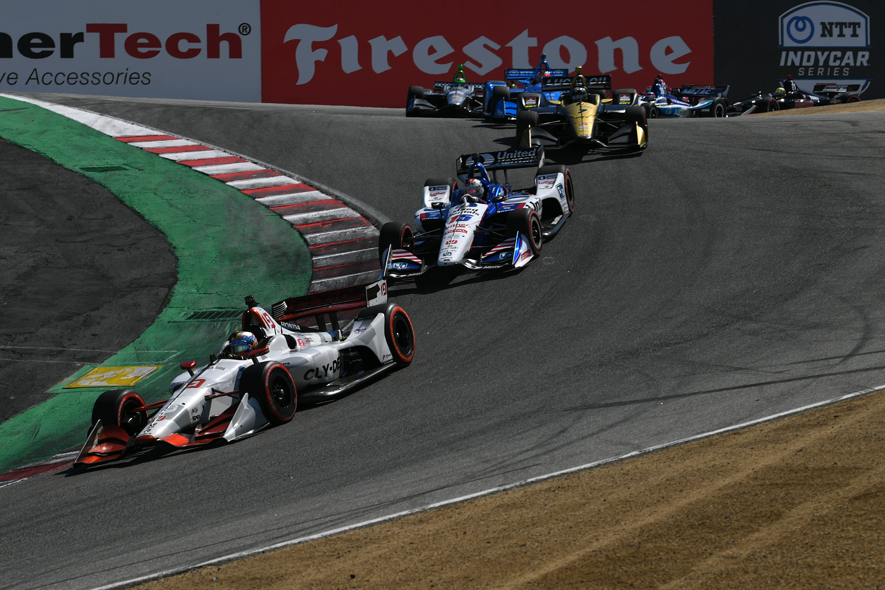 Vetture IndyCar in azione nel famoso cavatappi di Laguna Seca