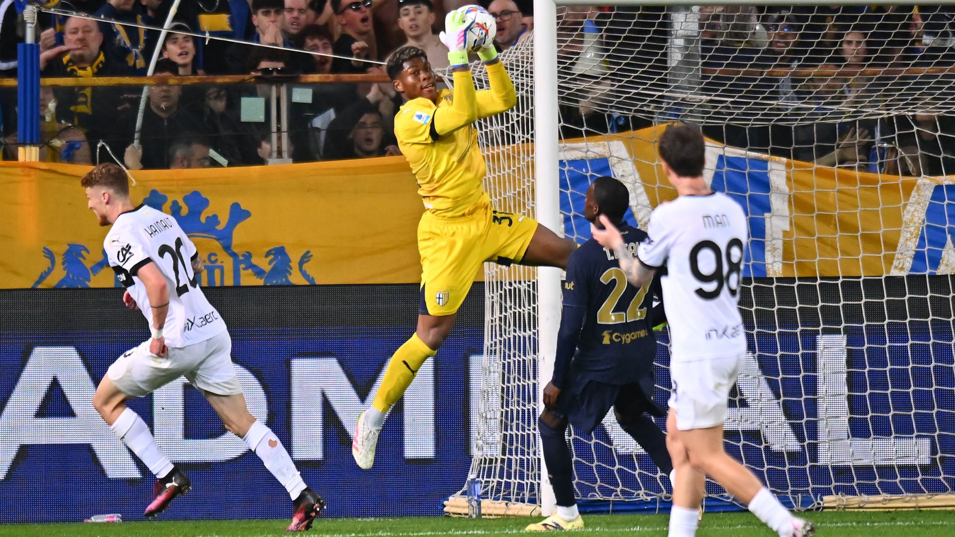 2025-04-23-parma-juventus-zion-suzuki