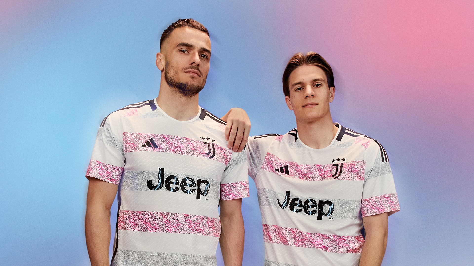 Kostic e Fagioli con la nuova maglia away della Juventus