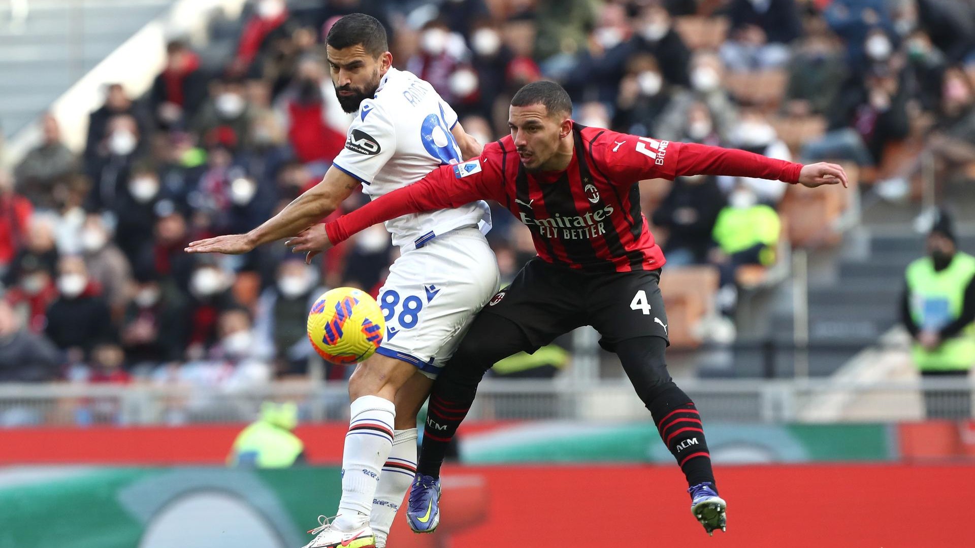 Ismael Bennacer centrocampista del Milan in contrasto con Rincon della Sampdoria