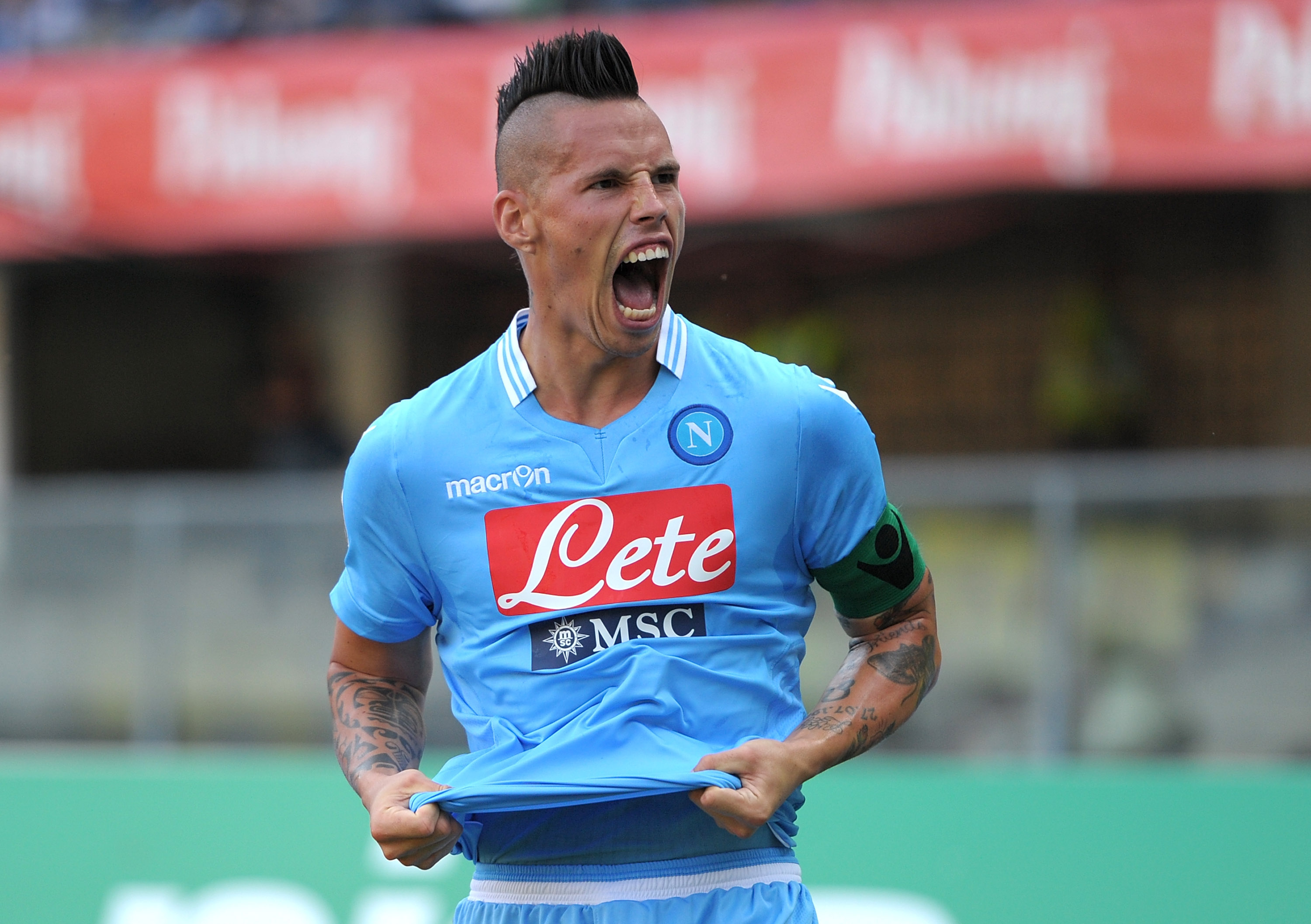 Marek Hamisk esulta con la maglia del Napoli