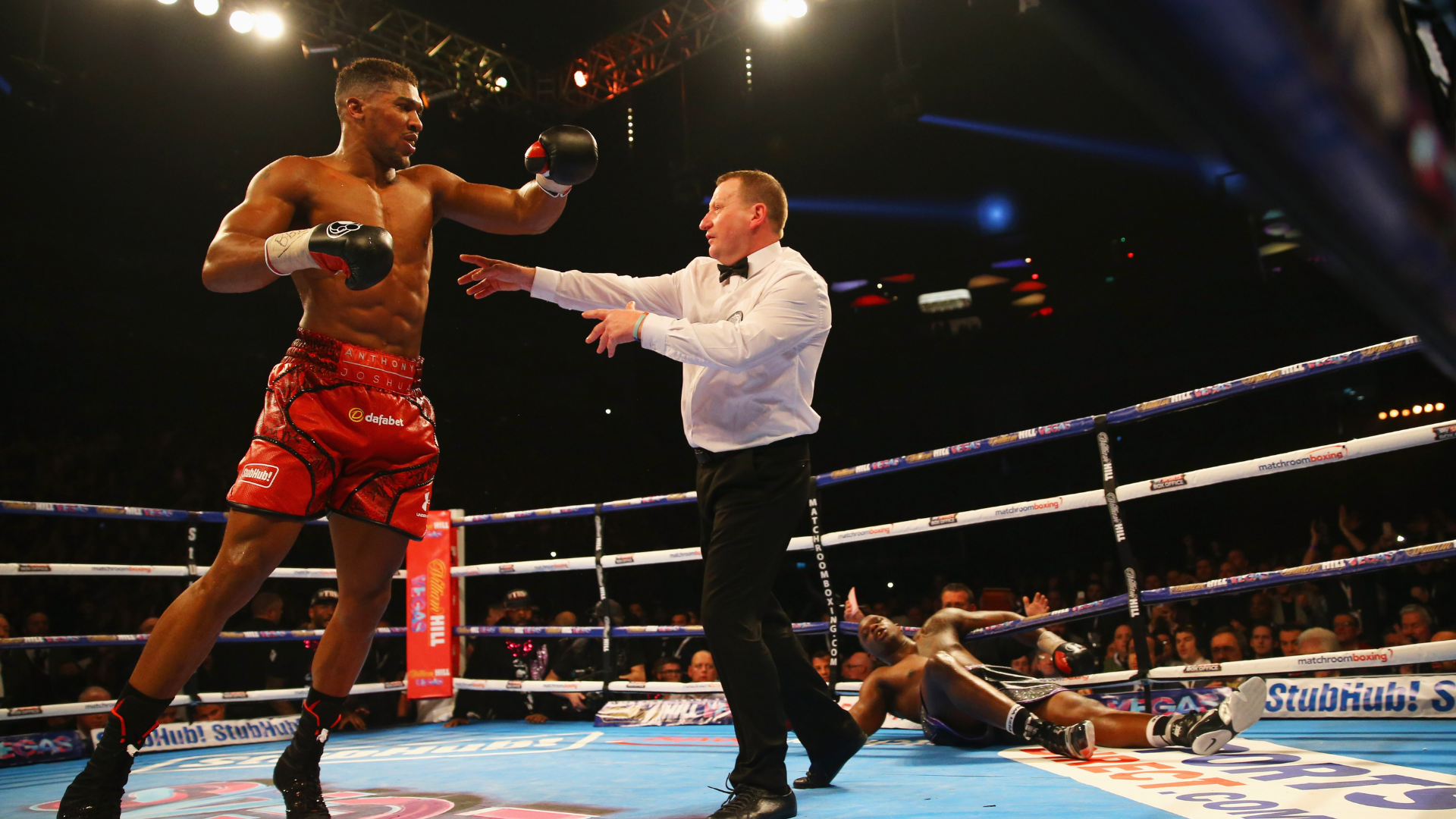 Whyte al tappeto dopo il montante di Joshua