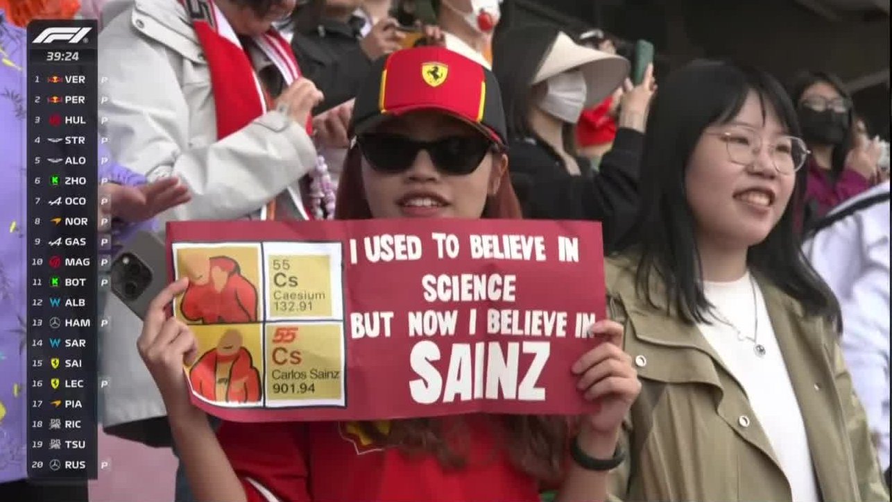 Pancarta a Carlos Sainz en el GP de China 2024
