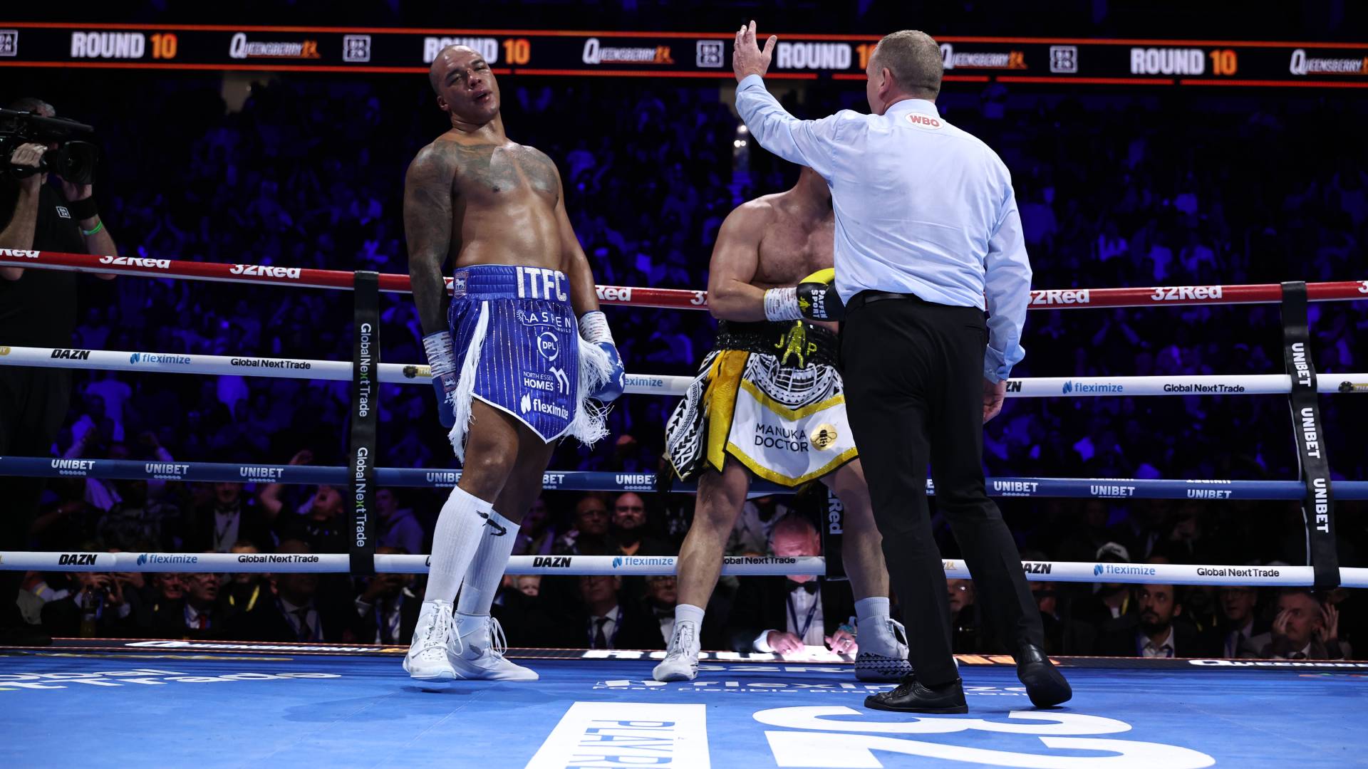 Howard Foster signals to Fabio Wardley in fight against Joseph Parker_25102025