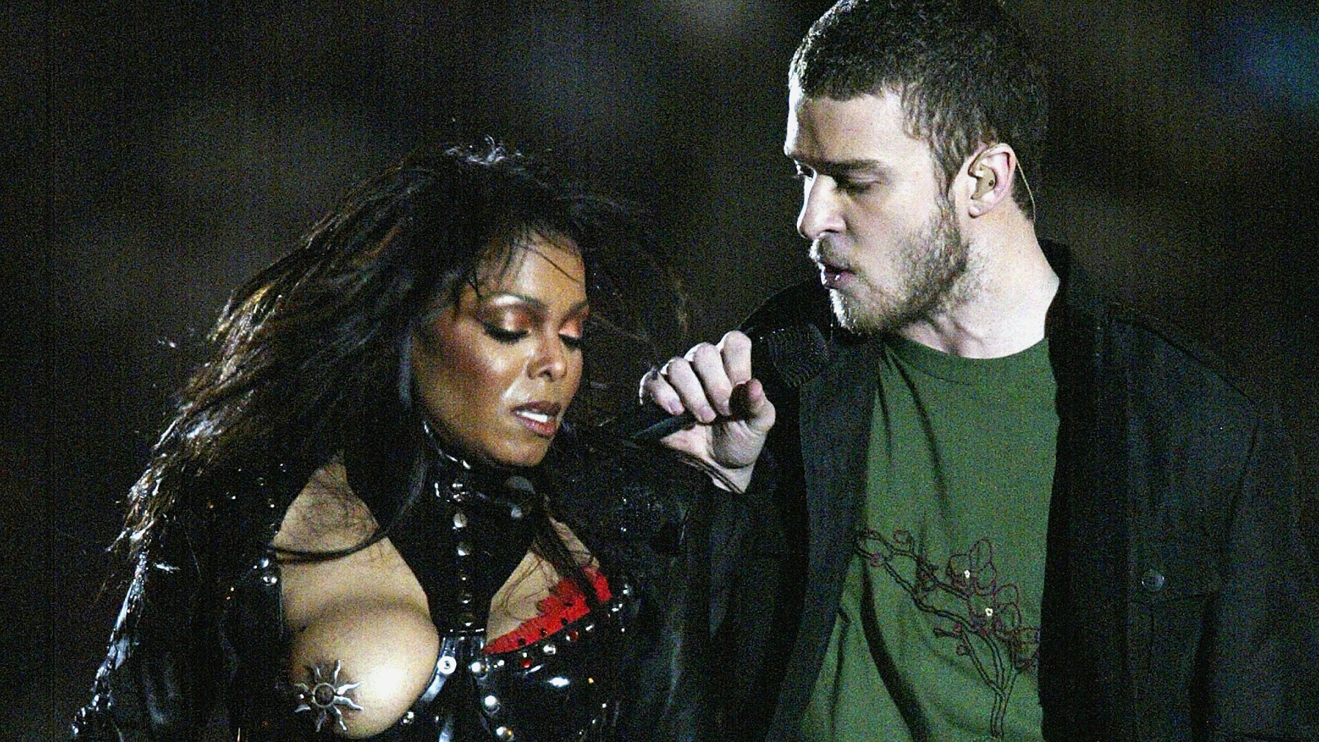 Janet Jackson a seno nudo con Justin Timberlake sul palco del Super Bowl halftime show