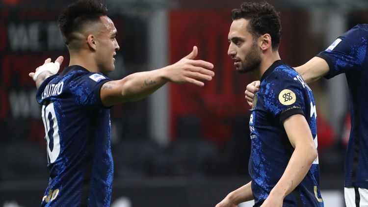 Inter Mailand Lautaro Martinez Hakan Calhanoglu Serie A vs. AC Mailand 07112021