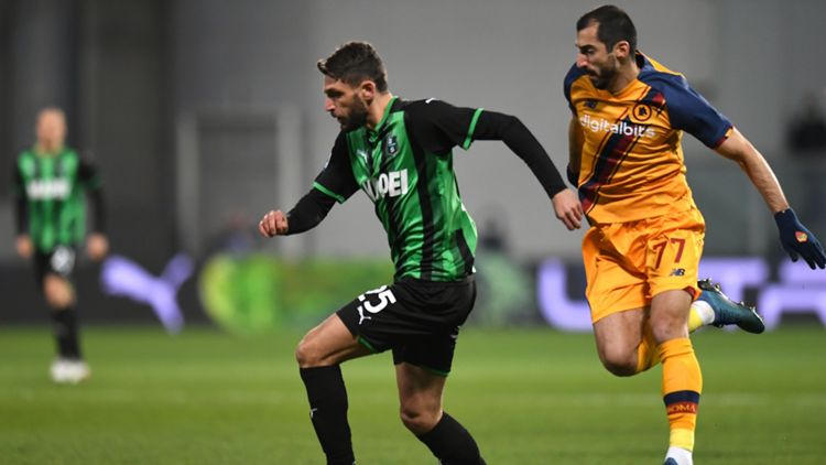Berardi sfida Mkhitaryan durante Sassuolo-Roma di Serie A TIM