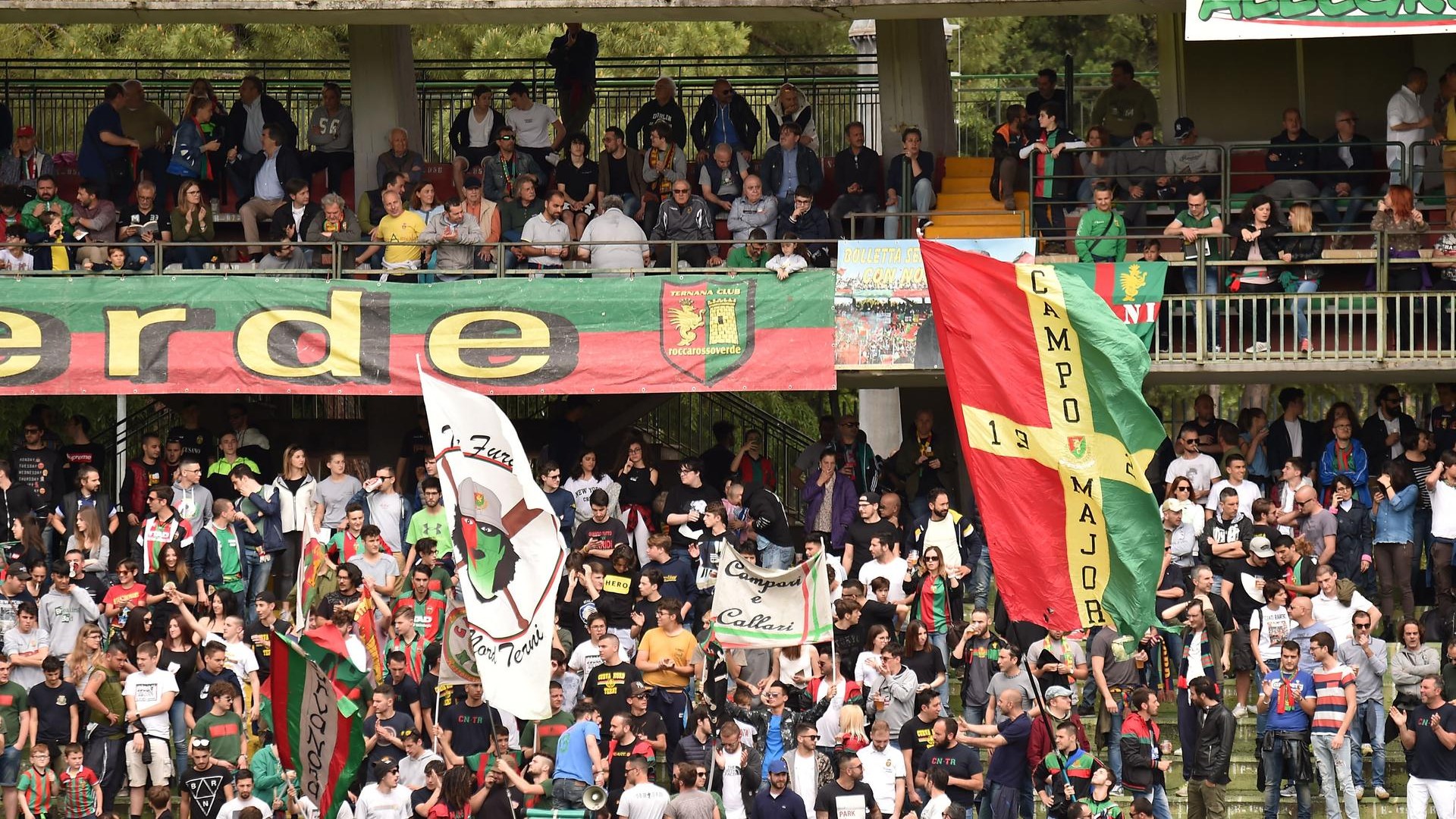 La colorata tifoseria della Ternana in Serie B