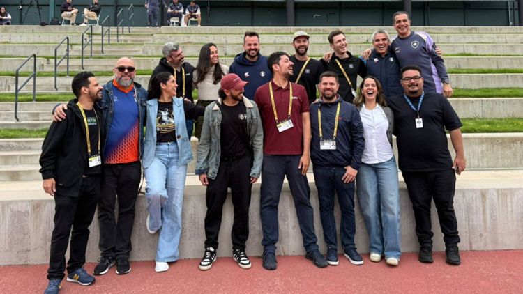 Botafogo head coach Renato Paiva photobombs the media team's pho