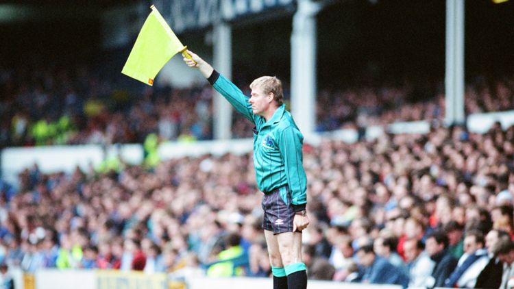 Linesman Linienrichter Abseits Offside Symbolbild Referee 03052022