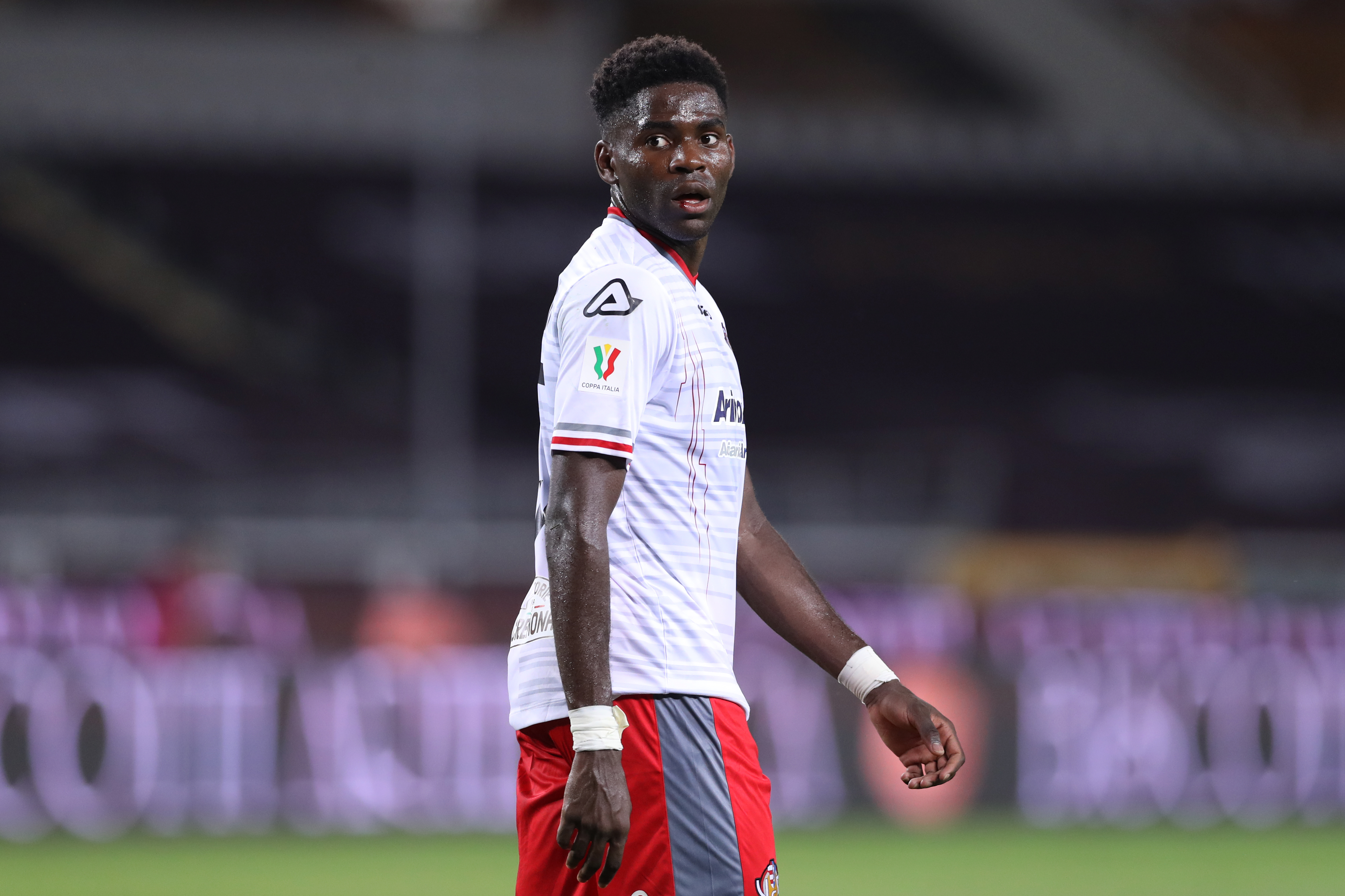 Okoli in campo con la maglia della Cremonese