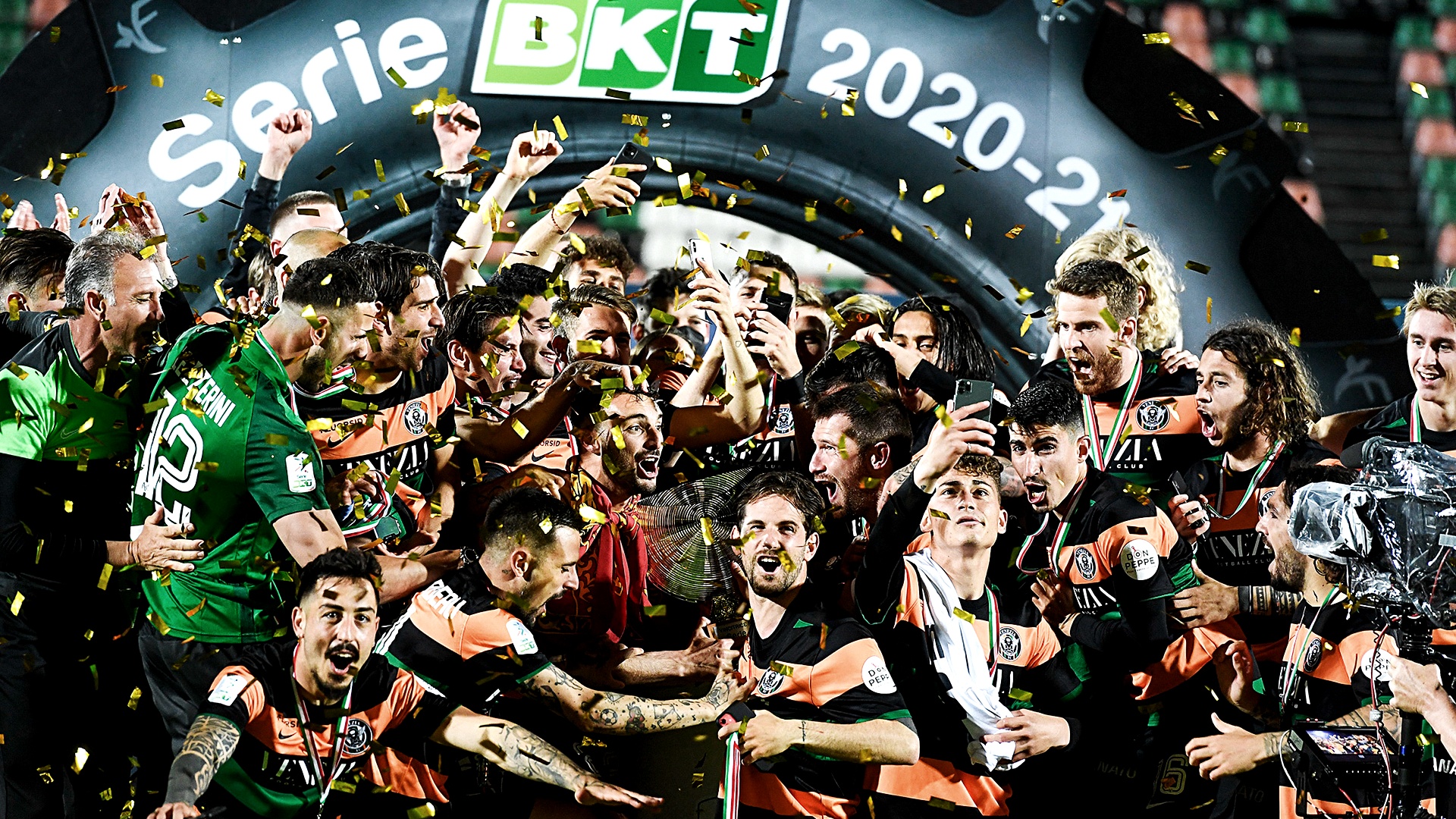 I giocatori del Venezia esultano dopo la promozione in Serie A