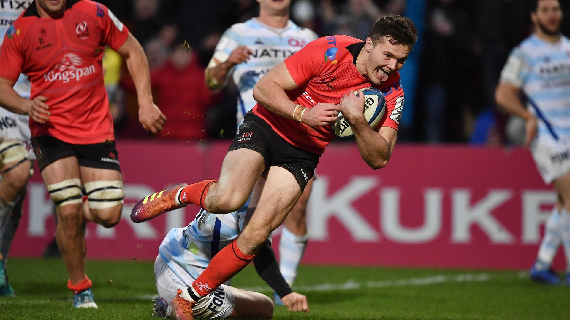 Un rugbista lanciato verso la meta