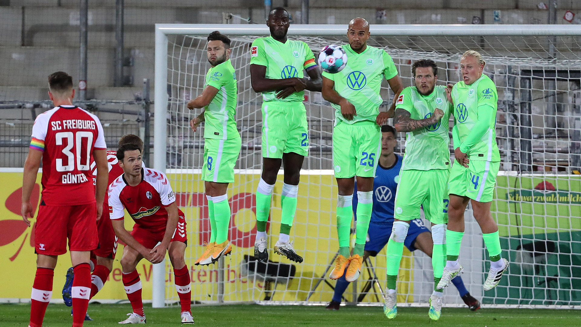 ONLY GERMANY SC Freiburg vs VfL Wolfsburg Freistoß Günter Höfler Steffen Guilavogui Brooks Ginczek Schlager 27092020