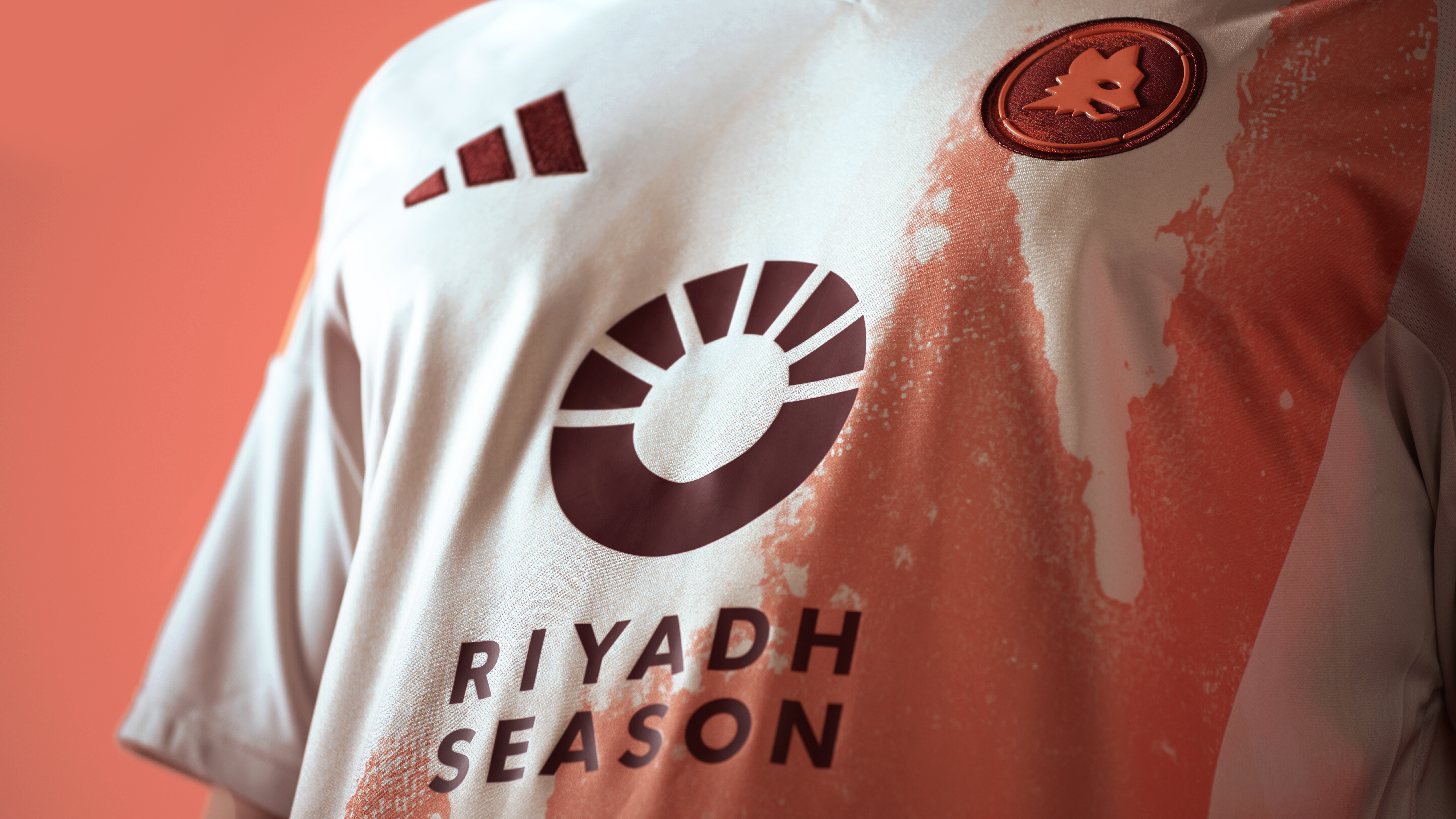 Il nuovo kit Away della Roma