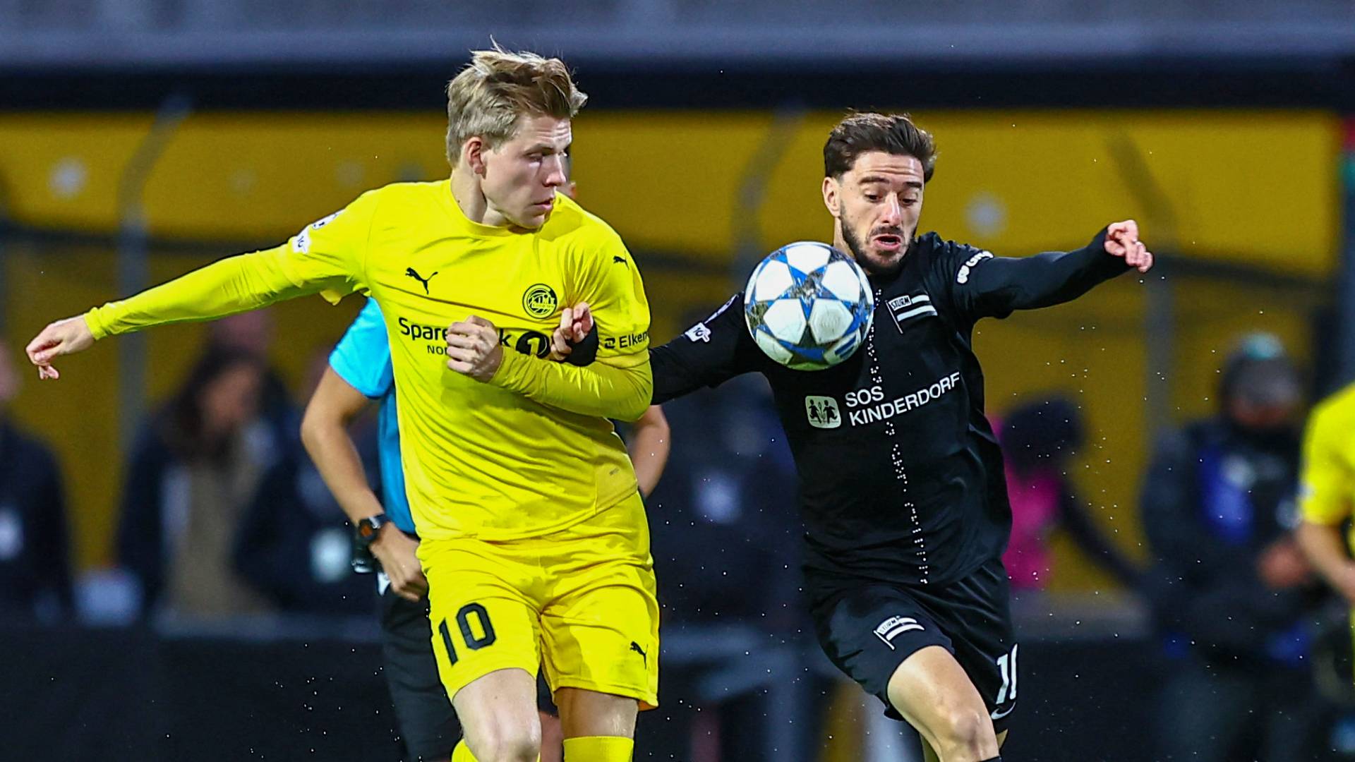 Bodoe/Glimt's Norwegian forward Jens Petter Hauge (L) and Sturm Graz's Georgian midfielder Otar Kiteishvili vie for the ball