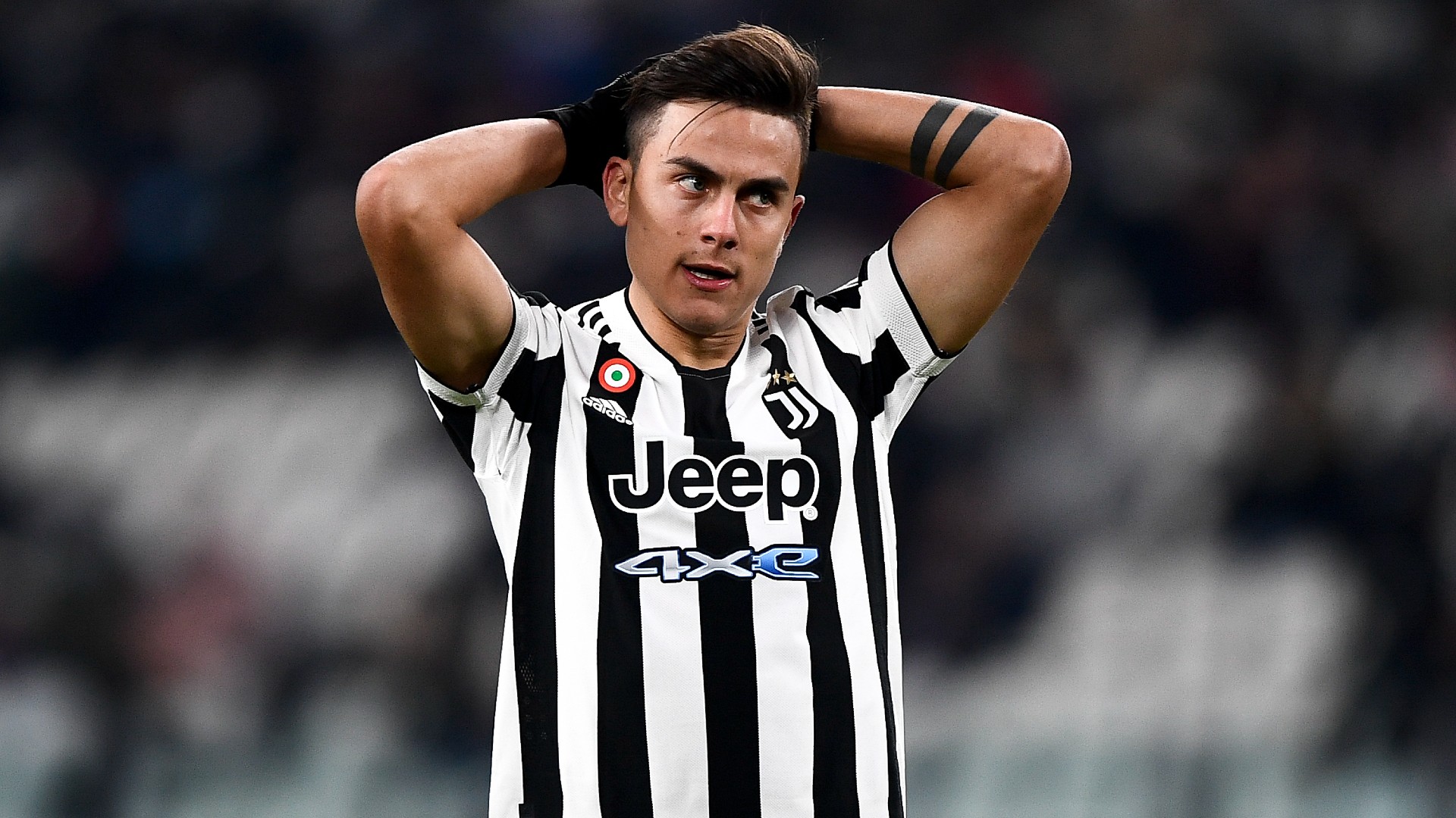 Paulo Dybala si dispera con la maglia della Juventus