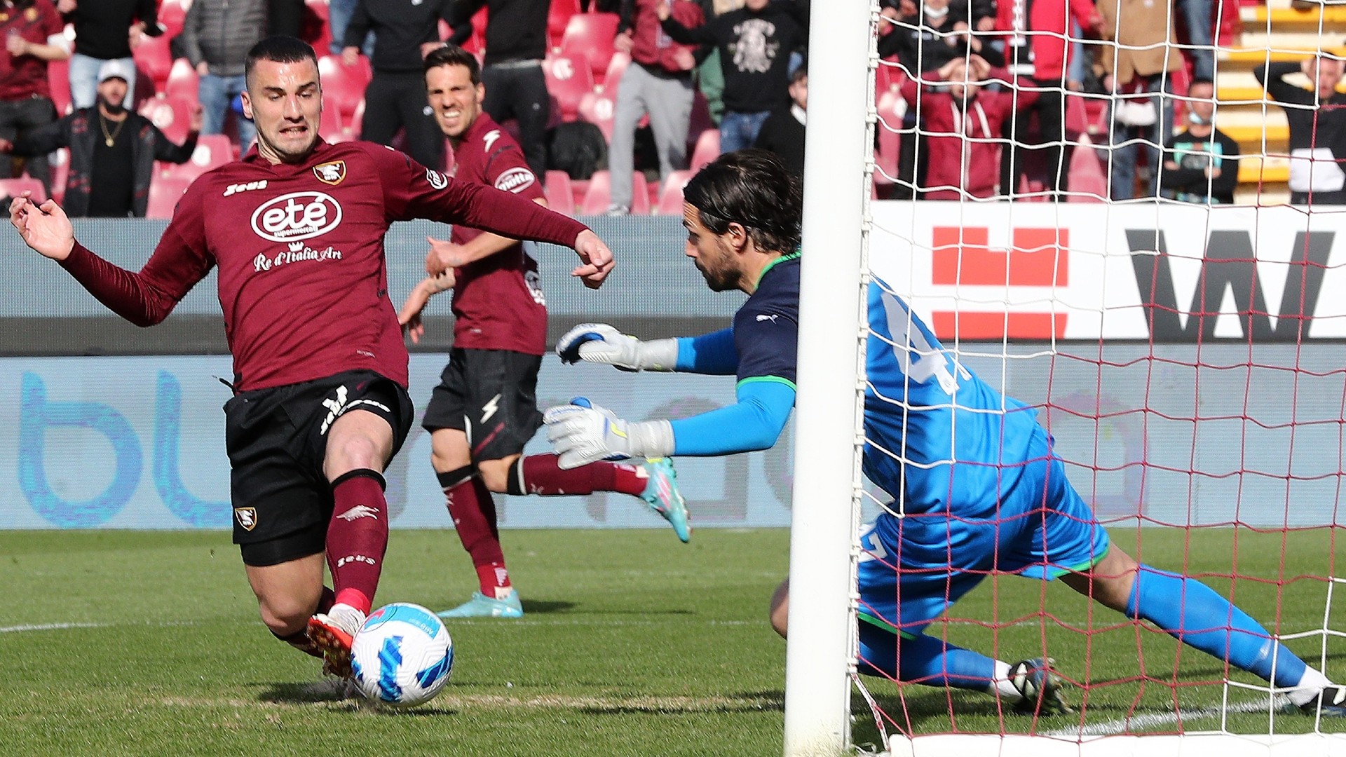 Bonazzoli sfida Consigli in Salernitana-Sassuolo