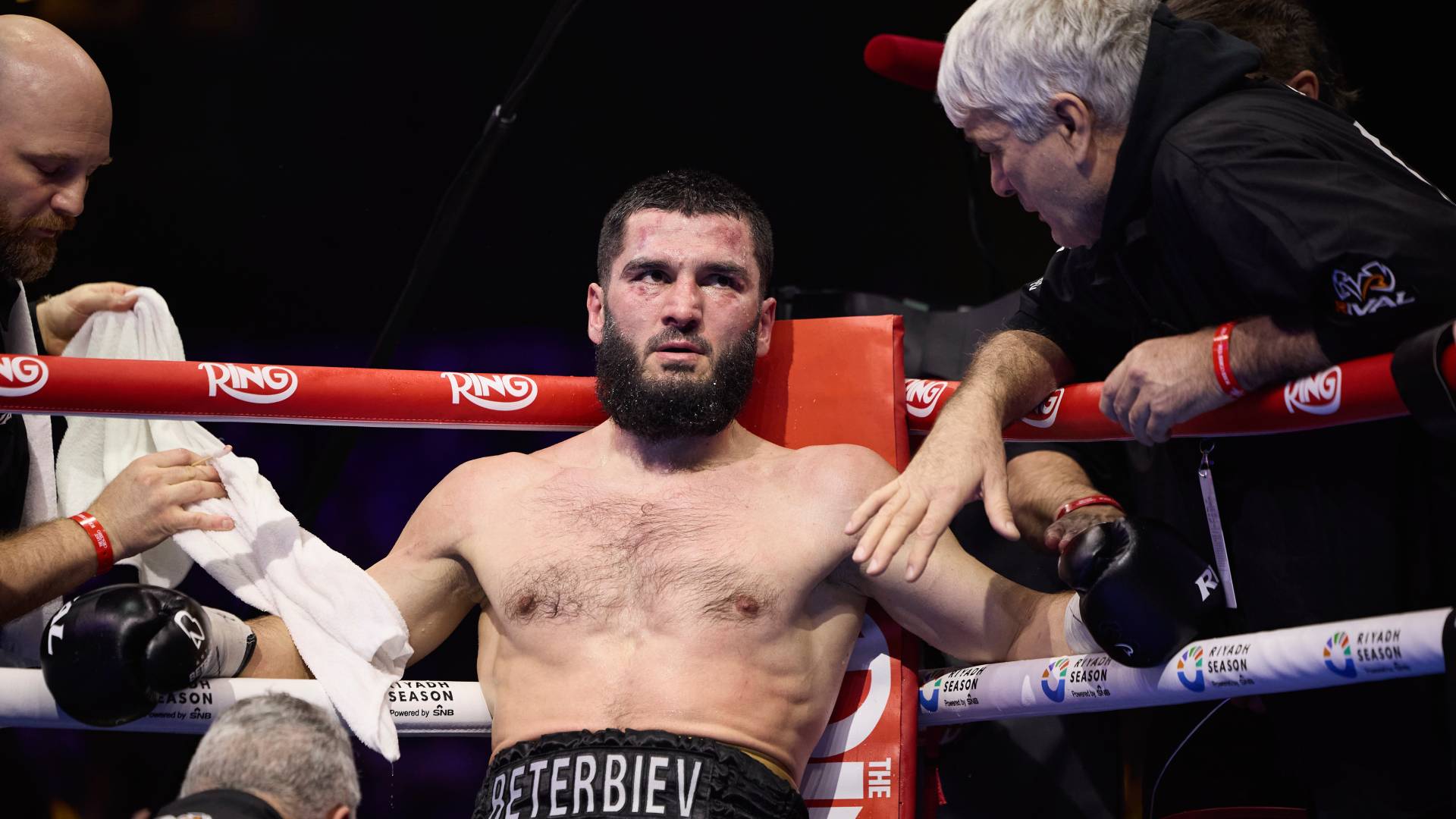 Artur Beterbiev in corner_22022025