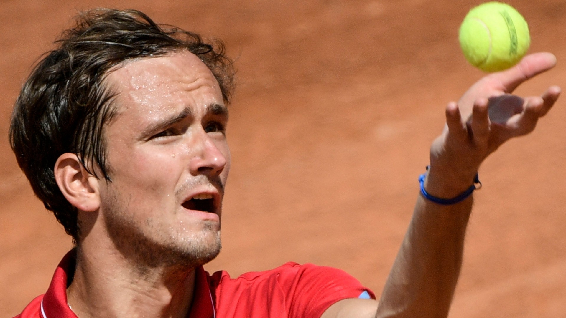 Daniil Medvedev durante un servizio