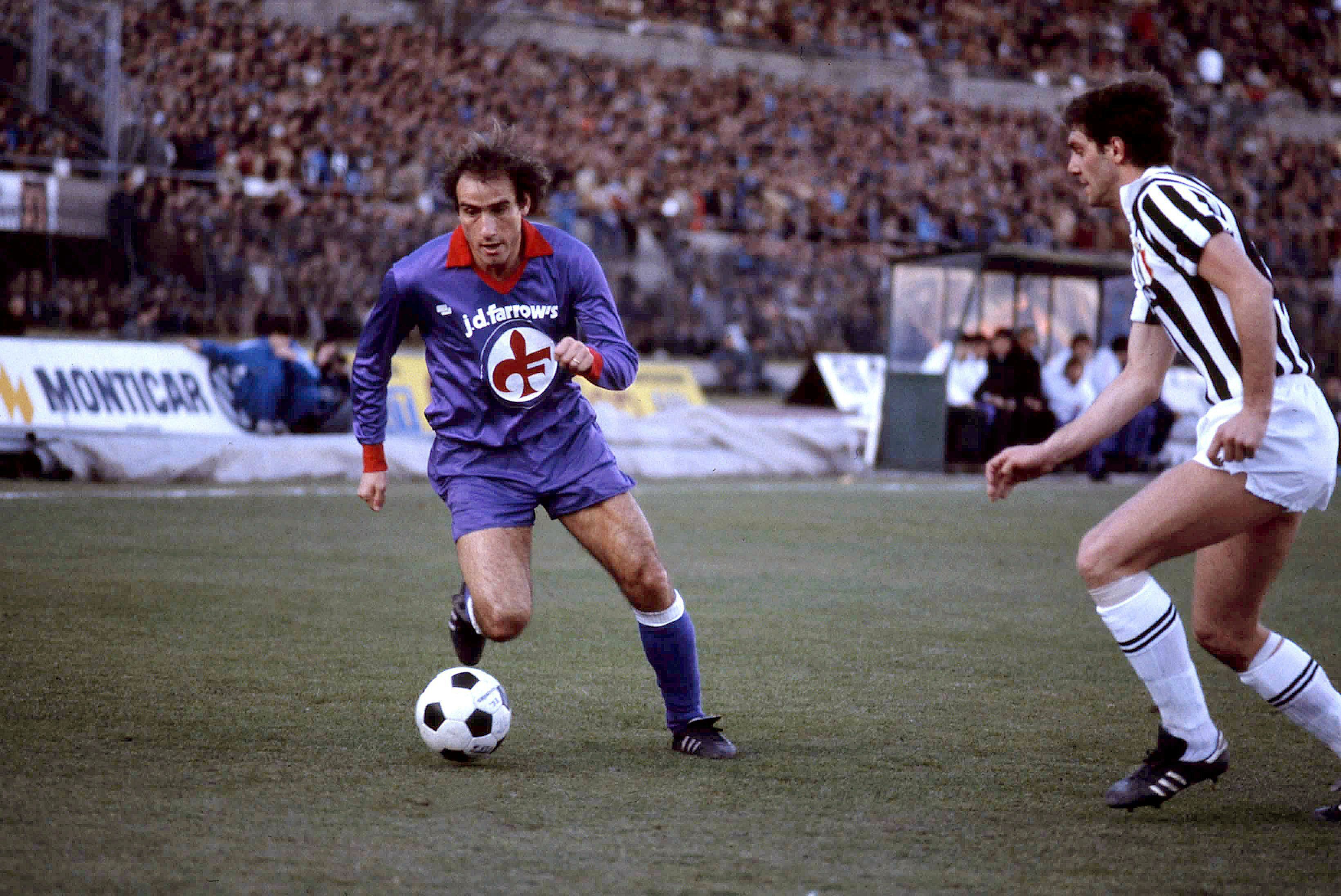 Ciccio Graziani in campo durante una partita tra Fiorentina e Juventus