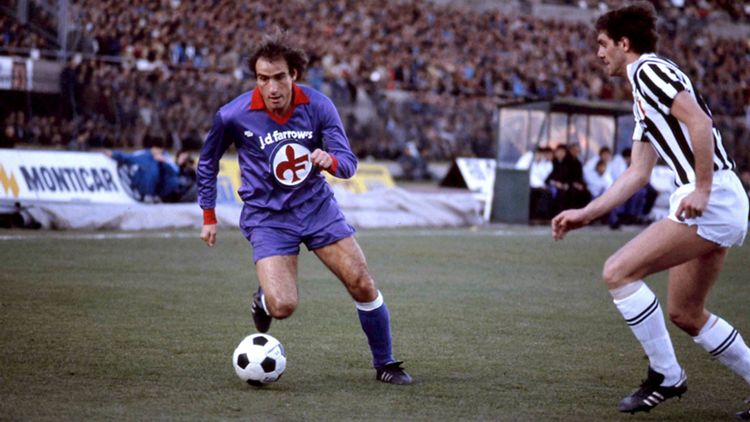 Ciccio Graziani in campo durante una partita tra Fiorentina e Juventus