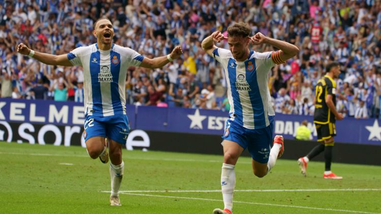 Javi Puado celebra el gol ante el Oviedo en la final del playoff de la liga HYPERMOTION
