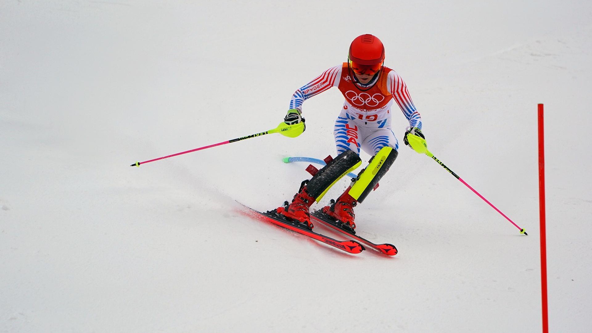 Sciatrice americana impegnata nello slalom alle Olimpiadi invernali