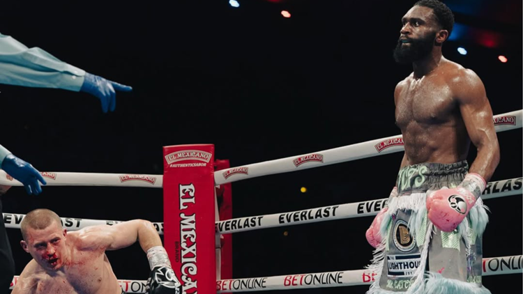 Ennis durante su combate ante Stanionis