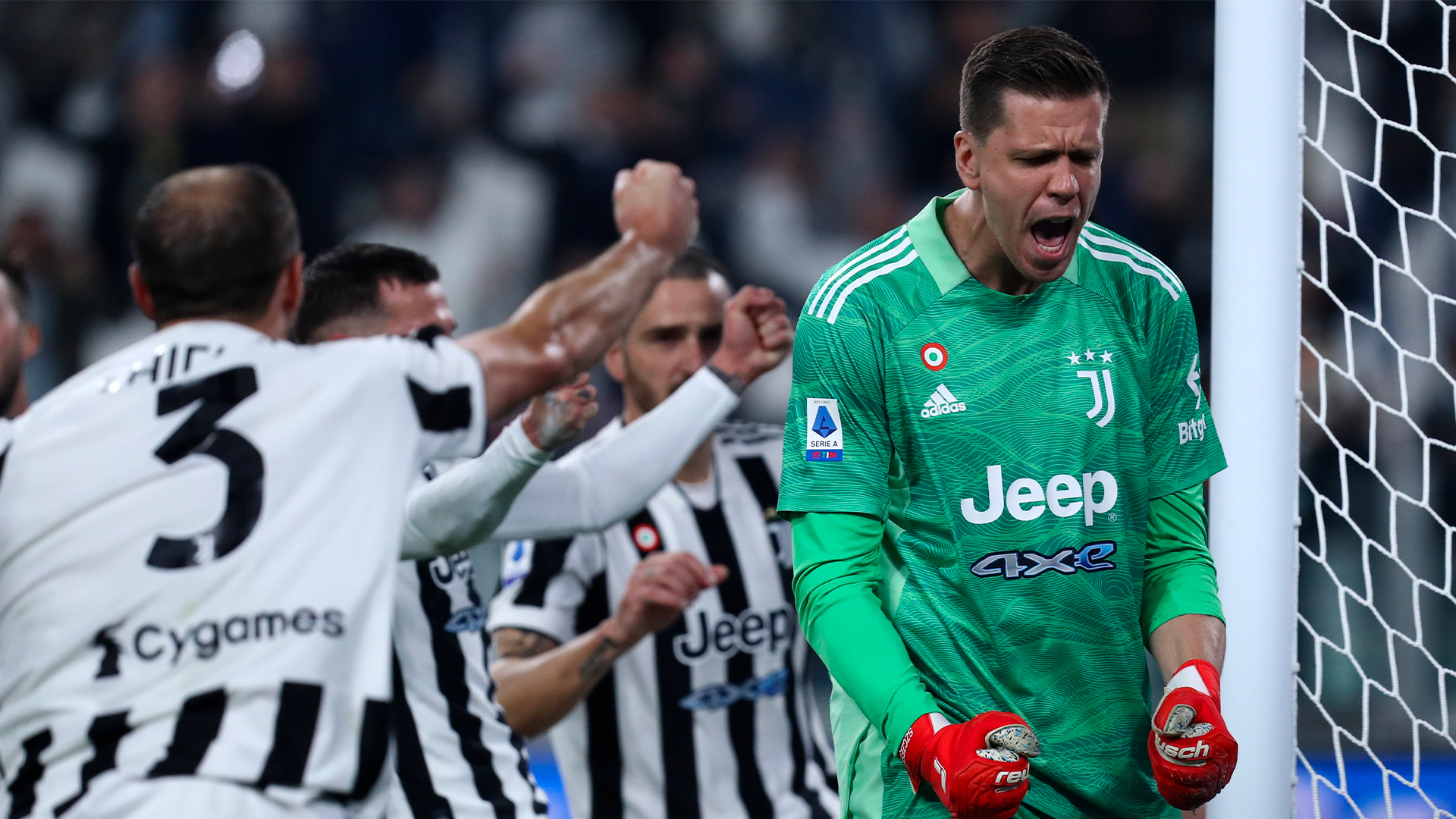 Szczesny esulta con la maglia della Juve dopo aver parato un rigore