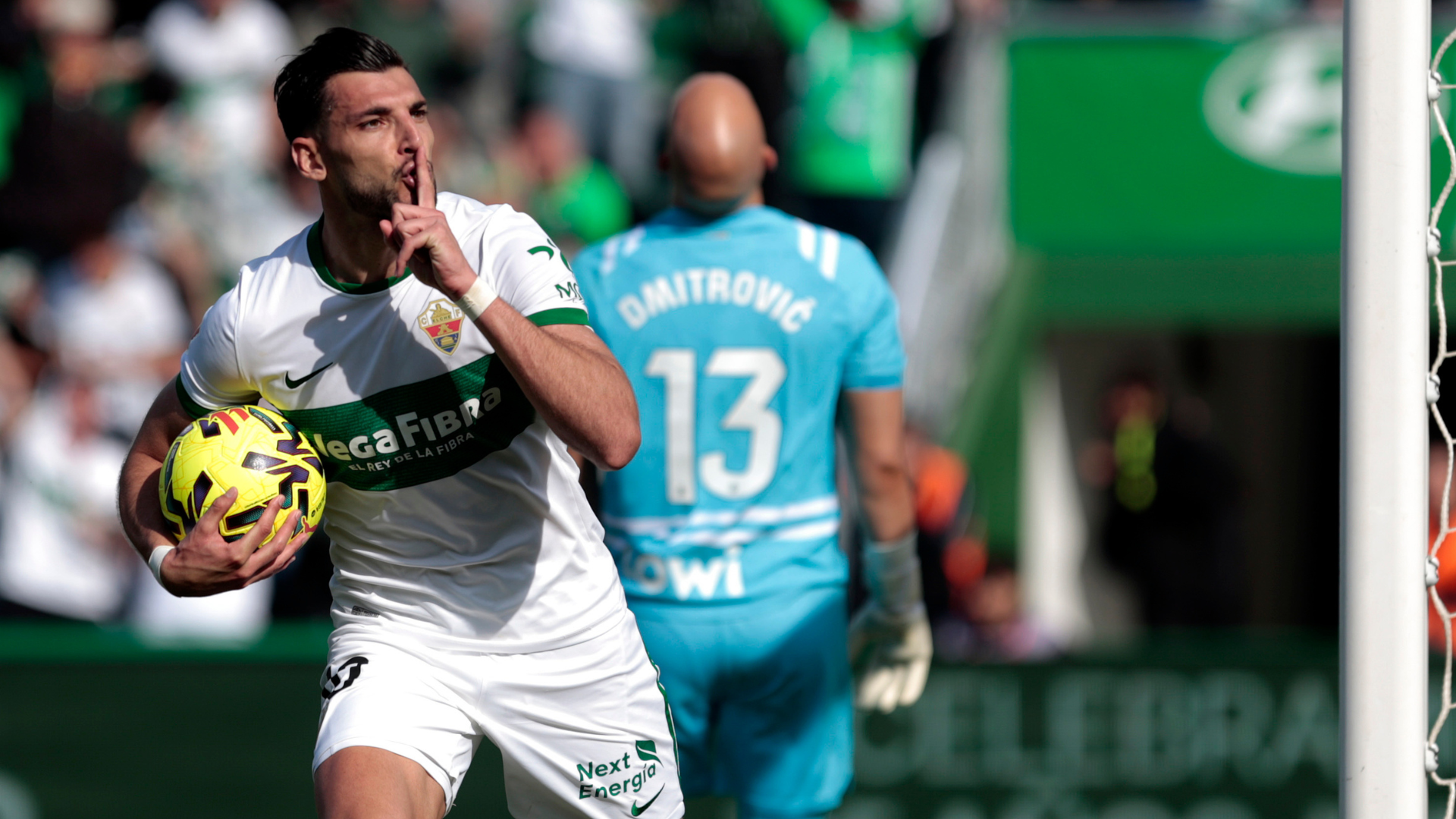 Qué ha pasado entre Rafa Mir y Omar El Hilali en el Elche vs Espanyol y por  qué se ha activado el protocolo antirracismo en el partido de LALIGA? |  DAZN News