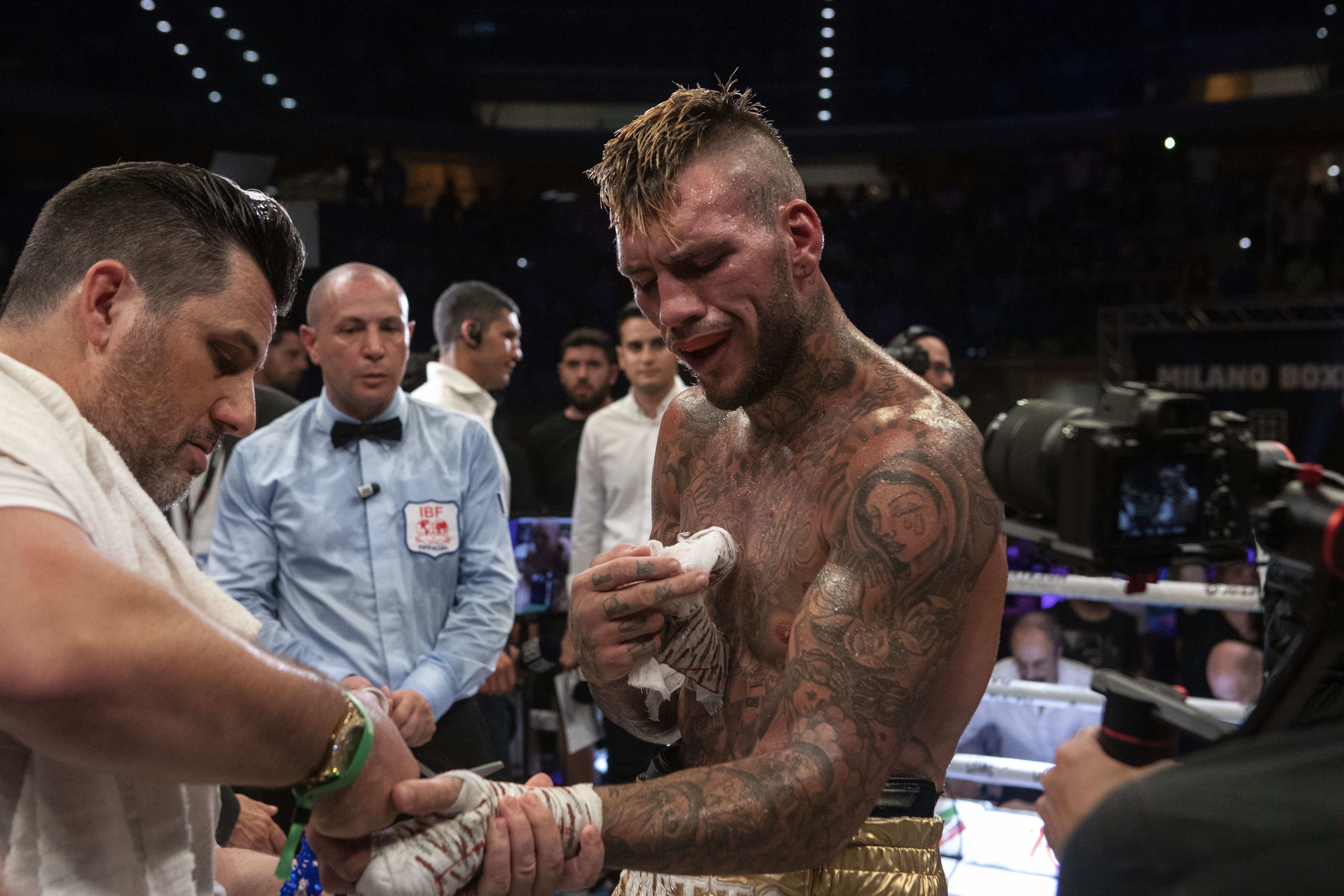Daniele Scardina con le fasce da boxe durante un incontro