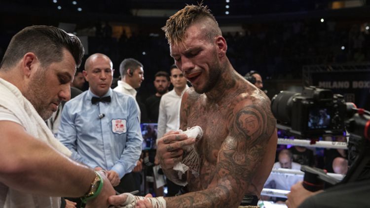 Daniele Scardina con le fasce da boxe durante un incontro