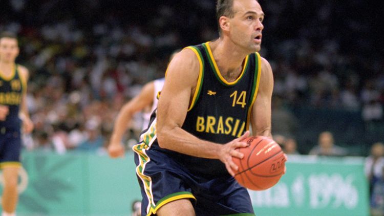Oscar Schmidt in un match con la nazionale del Brasile