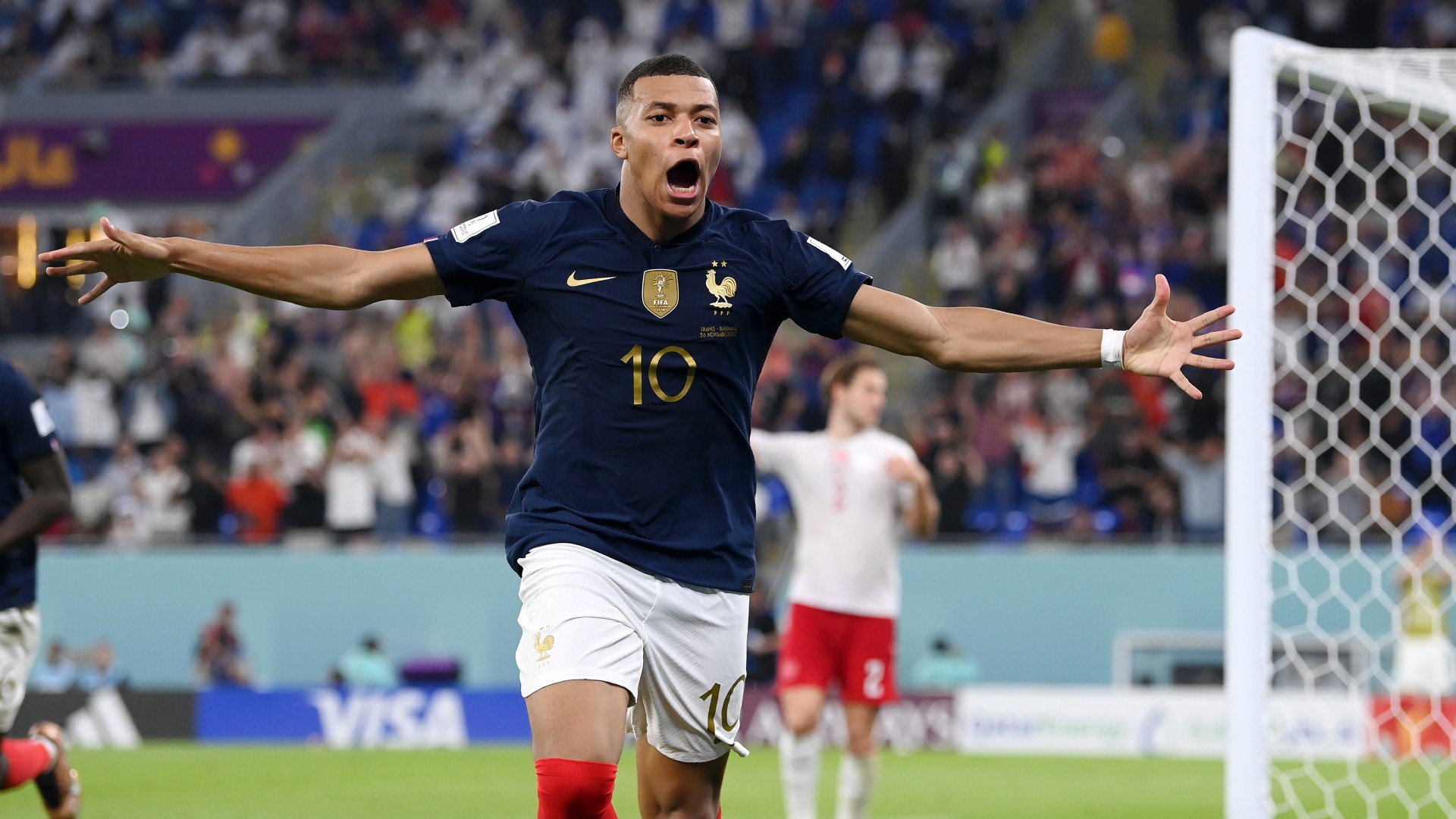 Kylian Mbappé esulta dopo la doppietta ai Mondiali 2022 in Francia-Danimarca