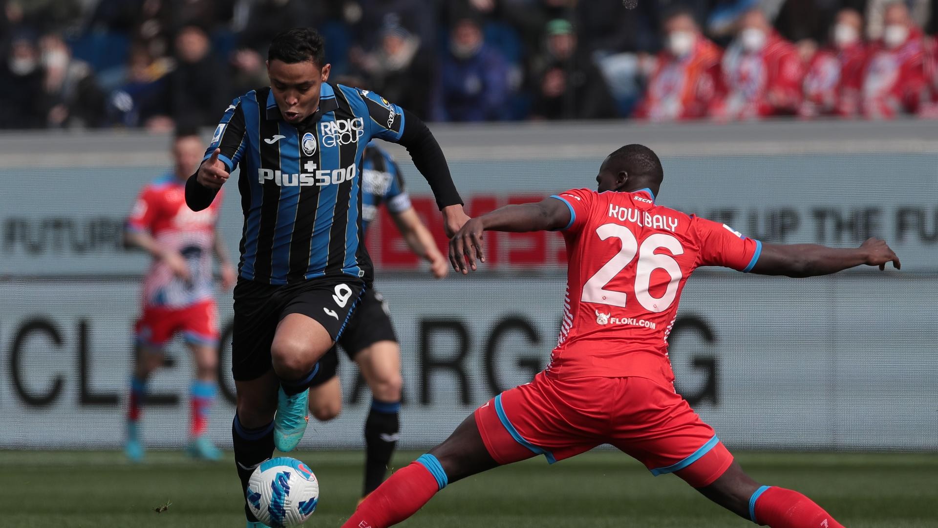 Luis Muriel e Koulibaly durante Atalanta-Napoli