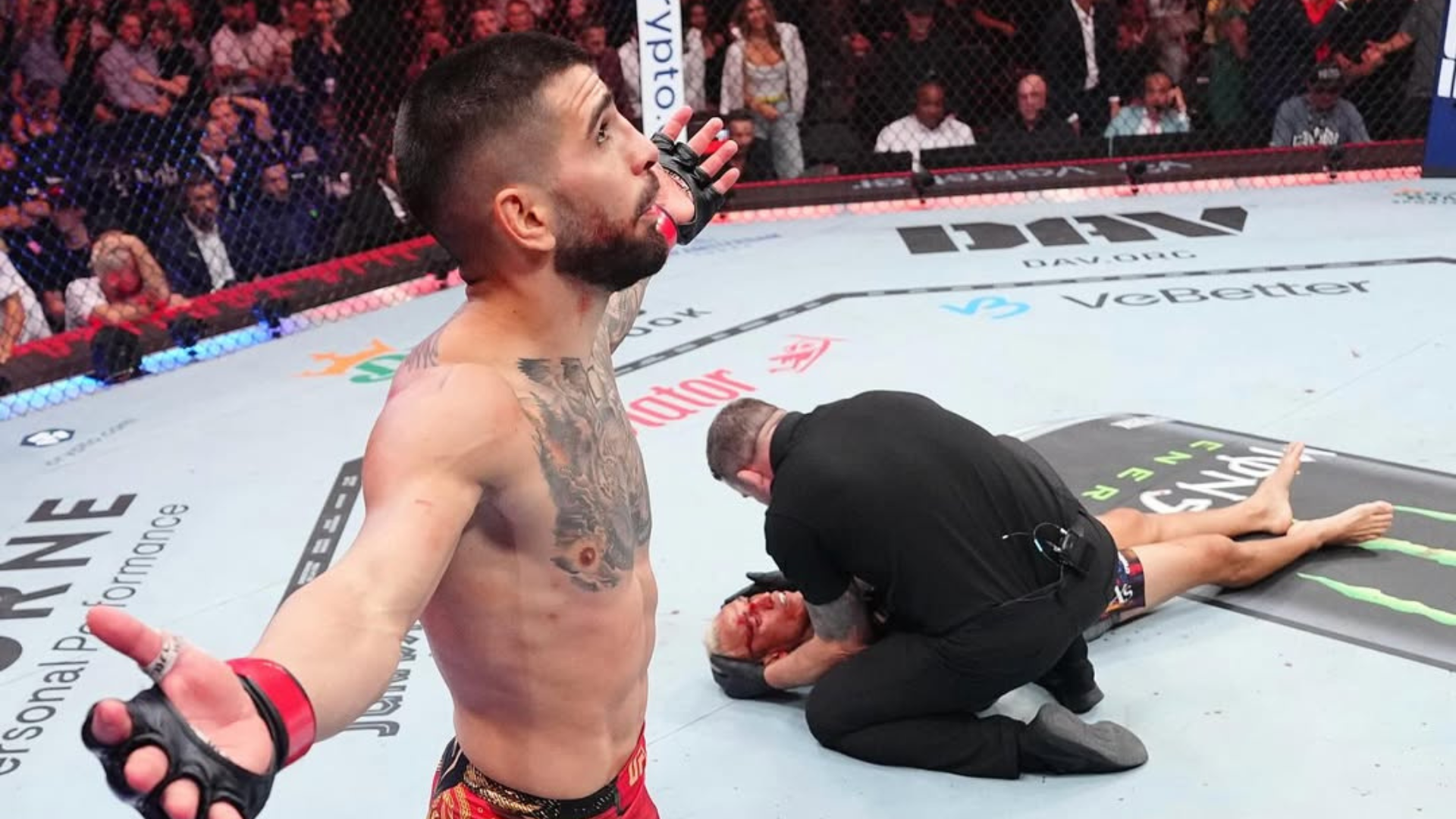 Ilia Topuria vs Charles Oliveira